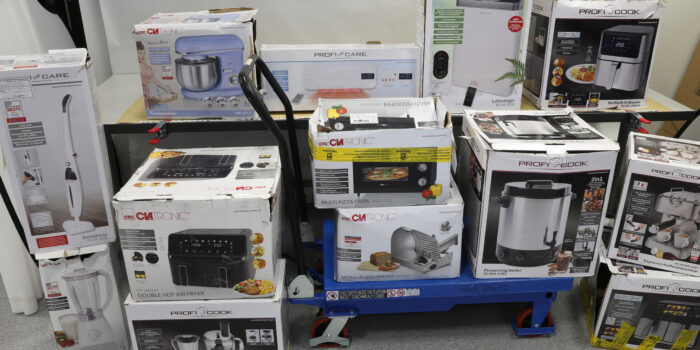 På en av lastpallarna fanns det 13 kartonger med drygt 228 kilo narkotika. Foto: Tullverket