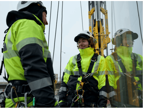 – Våra inspektörers samlade bild är att arbetsgivare ofta har valt personlig fallskyddsutrustning, trots att fasta fallskyddsanordningar hade varit ett möjligt och säkrare val, säger Denisa Samuelsson på Arbetsmiljöverket. Scandinav