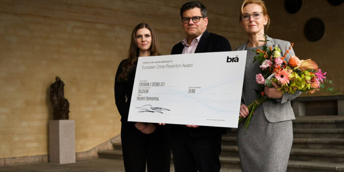 Adna Jetis, jurist på Konsumentverket (till vänster) och Anna-Lena Tapper, nationell samordnare på Nationella operativa avdelningen, Polismyndigheten, tar emot diplom från Brås generaldirektör Jonas Trolle. Foto: Brå Brå