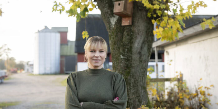 - Regeringen har tagit ett viktigt steg för att minska köttbristen i Sverige. Varje beslut som innebär minskat regelkrångel stärker lantbruket stärkt konkurrenskraft och därmed ökar den svenska livsmedelsberedskapen, säger Mikaela Johnsson, LRFs vice förbundsordförande. Foto: Kate Gabor. Inga restriktioner