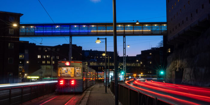 Sahlgrenska Universitetssjukhuset stärker nu sin samverkan med Ukraina via ett nytt projekt. Bilden visar hur gångbron mellan sjukhuset och Medicinareberget lystes upp i gult och blått till stöd för Ukraina i mars 2022. Johanna Ewald St Michaels, Sahlgrenska Universitetssjukhuset