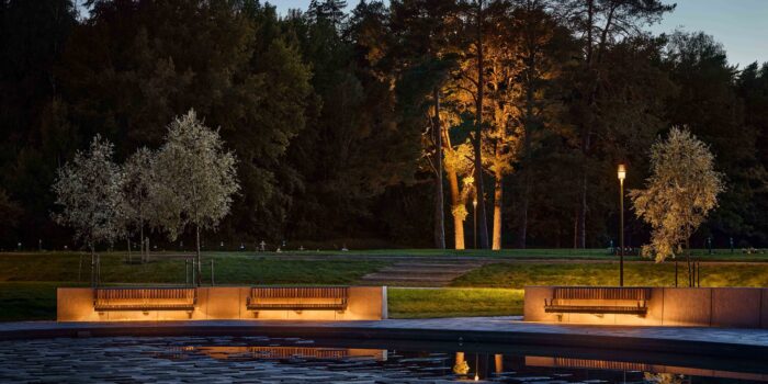 Råcksta begravningsplats i kvällsljus. Sweco har utformat en ljusmiljö som ökar tryggheten kvällstid samtidigt som områdets rofyllda karaktär bevaras. Foto: Måns Berg