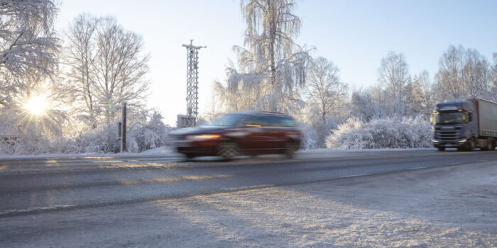 Väder är lokalt och temperaturen på vägens yta kan skifta snabbt, det innebär stora variationer i väglag. Foto: Jonas Fältman