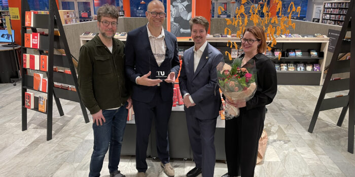 Offentlighetspriset 2025: IT- och digitaliseringschef Per-Johan Gelotte, stadsdirektör Daniel Broman, Jonas Morian (TU) och Therese Perner, informationssäkerhet- och dataskyddssamordnare samt portföljansvarig Digitaliseringsinitiativ. Fri för publicering