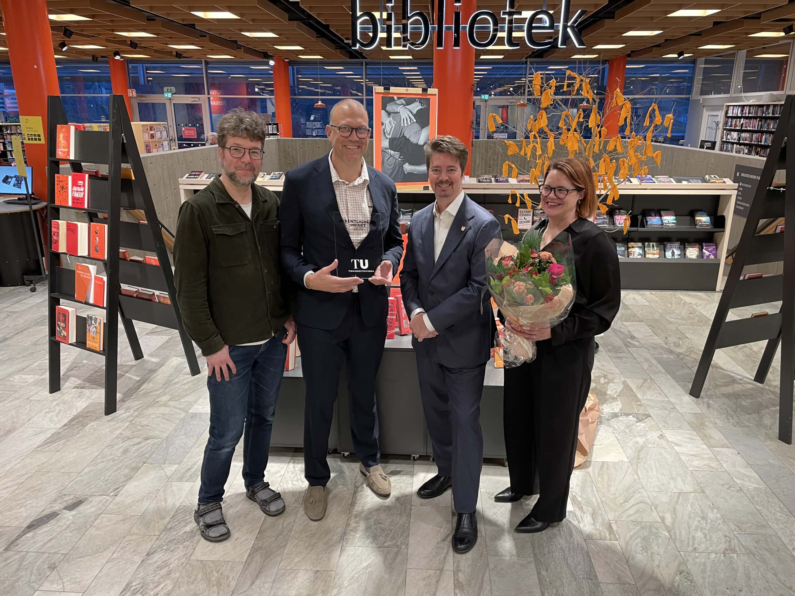 Offentlighetspriset 2025: IT- och digitaliseringschef Per-Johan Gelotte, stadsdirektör Daniel Broman, Jonas Morian (TU) och Therese Perner, informationssäkerhet- och dataskyddssamordnare samt portföljansvarig Digitaliseringsinitiativ. Fri för publicering