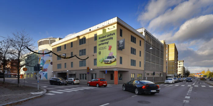 Parkeringshuset Druvan i centrala Linköping där V2G teknik i stadsmiljö kommer att testas