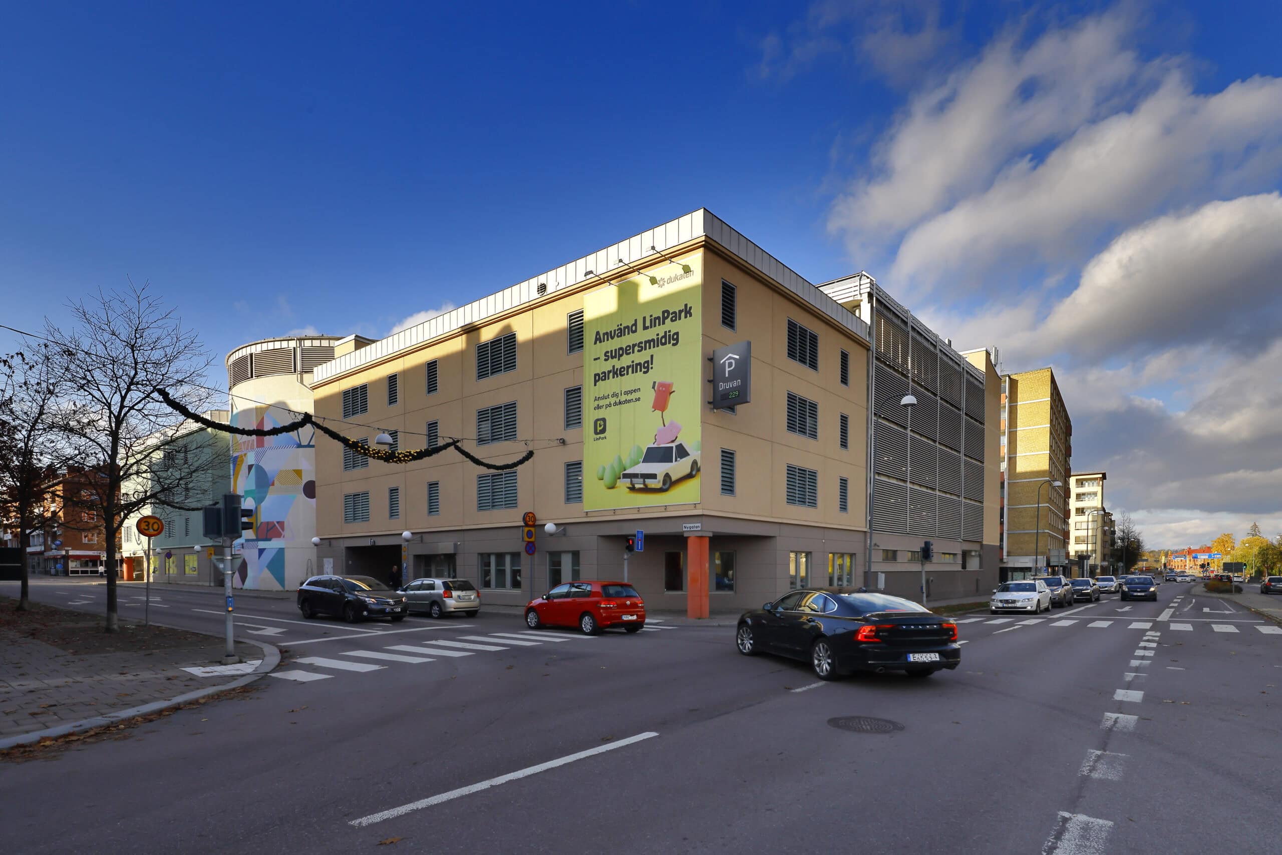 Parkeringshuset Druvan i centrala Linköping där V2G teknik i stadsmiljö kommer att testas