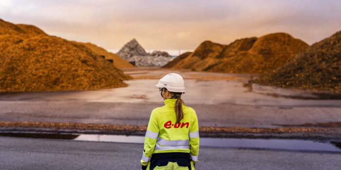 E.ON:s värmepumpar och kraftvärmeanläggningar kan styras upp och ned för att leverera flexibilitet till Svenska kraftnät – en lösning som bidrar till ett stabilare elsystem och samtidigt gör fjärrvärmeproduktionen mer kostnadseffektiv. Foto: Christian Andersson, Apelöga