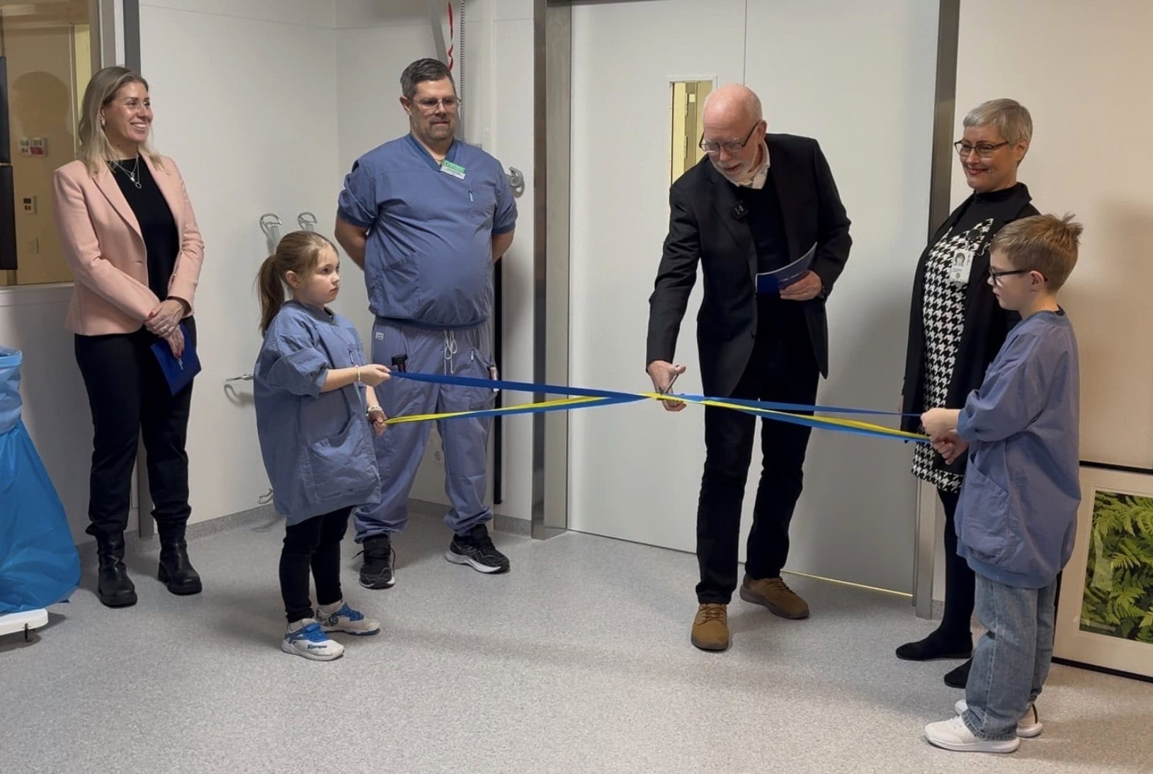 Anders Öberg (s) regionstyrelsens ordförande klipper bandet. Region Norrbotten - inga restrikioner