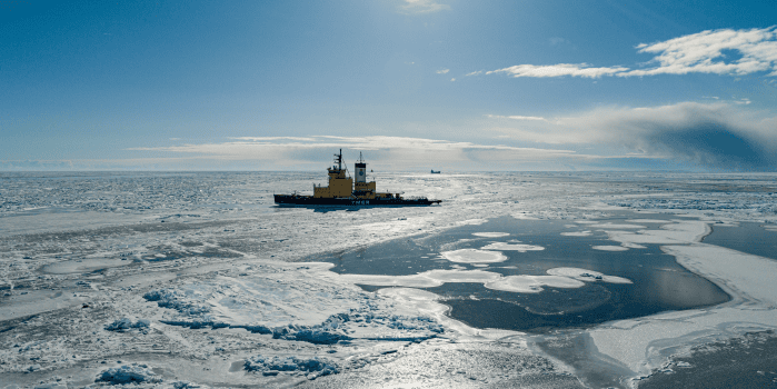 Kyla och is kopplar nu greppet om Sverige och Sjöfartsverkets isbrytare förbereder sig för