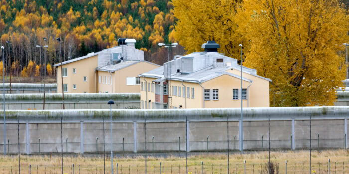 Anstalten Hall - murar, taggtråd och byggnader.