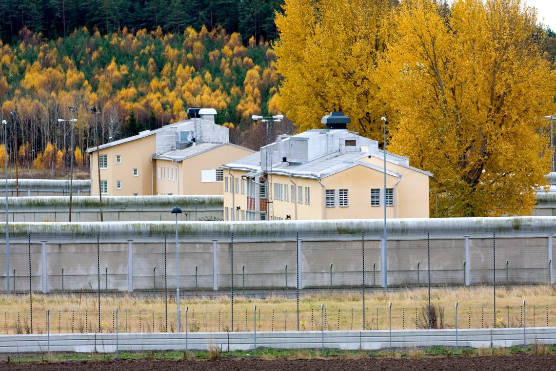 Anstalten Hall - murar, taggtråd och byggnader.
