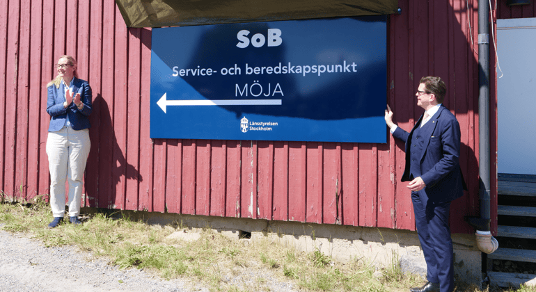 Landshövding Cecilia Skingsley och talman Andreas Norlén inviger service- och beredskapspunkten på Möja. Bild: Länsstyrelsen.