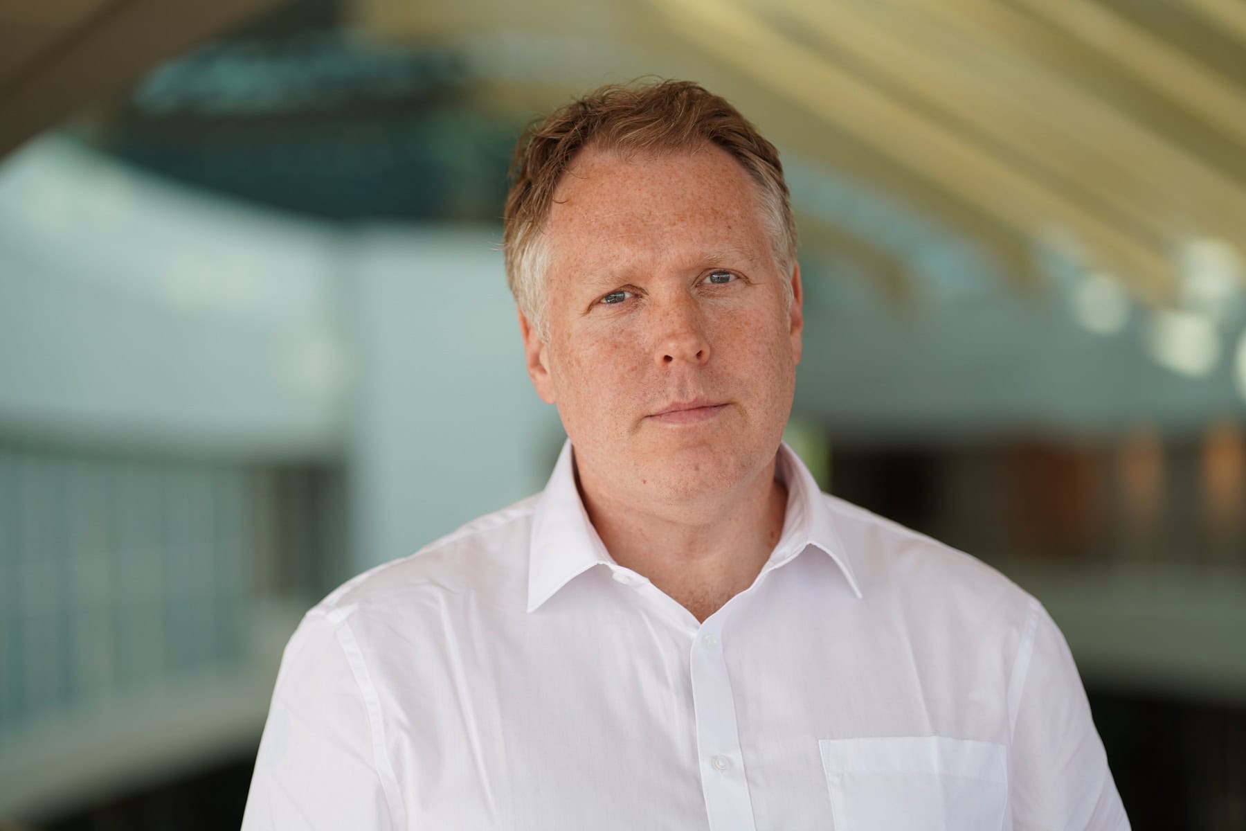Bild på Erik Hedlund i vit skjorta