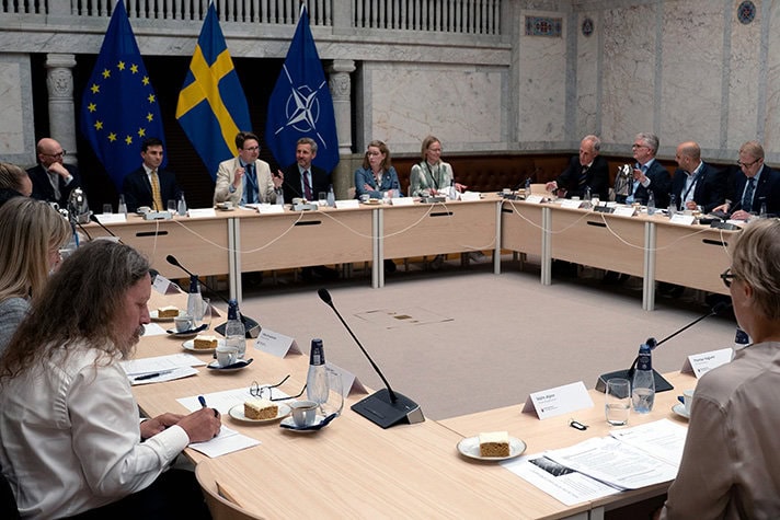 Regeringen samlade ledande företrädare från myndigheter, näringsliv, akademi och cybersäkerhetssektorn för ett rundabordssamtal om AI-drivna cyberhot. Foto: Nathan Glückman/Regeringskansliet