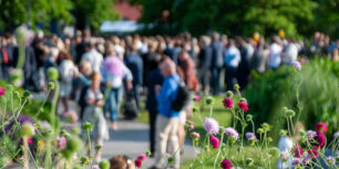 Blommor och folkmassa Almedalen