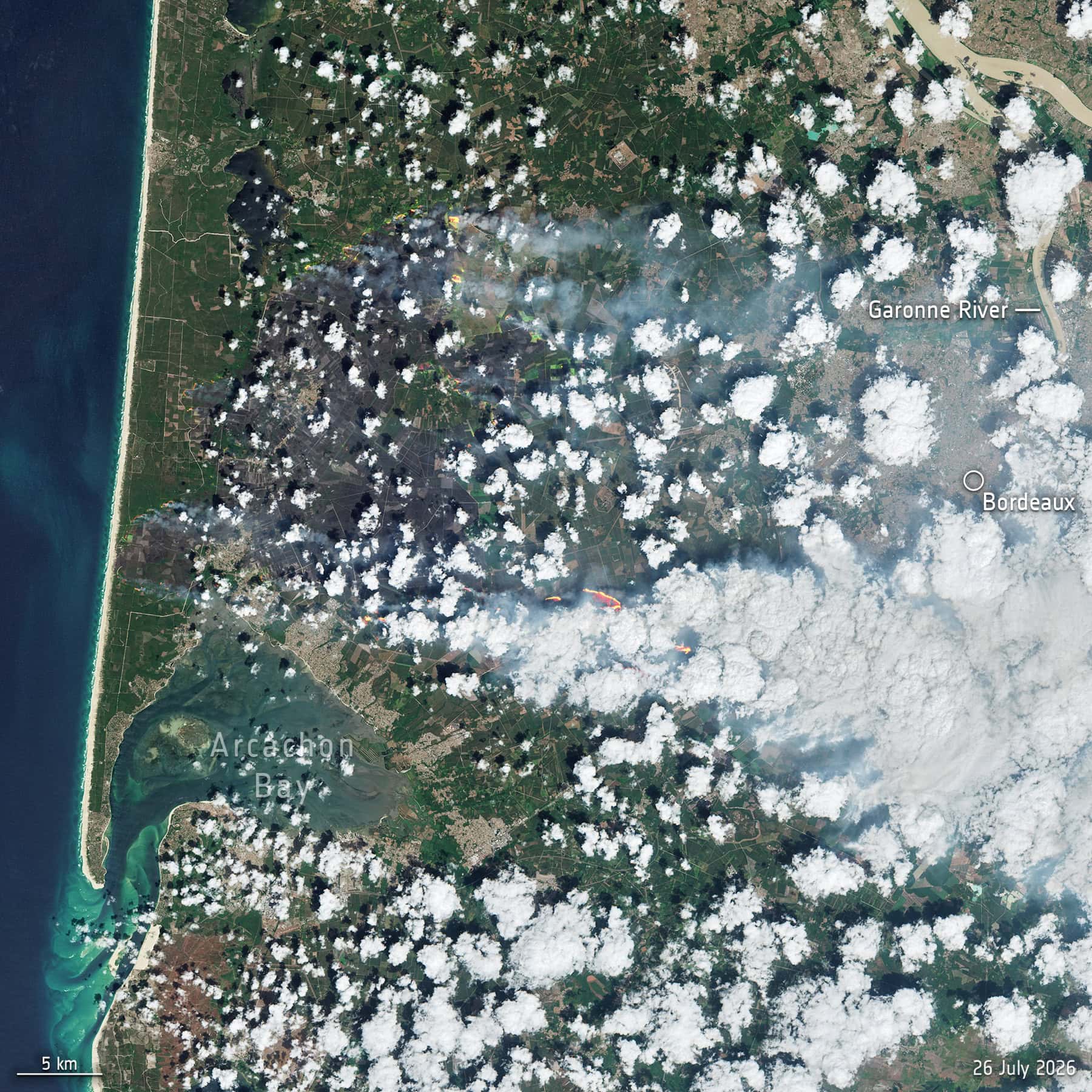 Satellitbild över skogsbränderna väster om Bordeaux