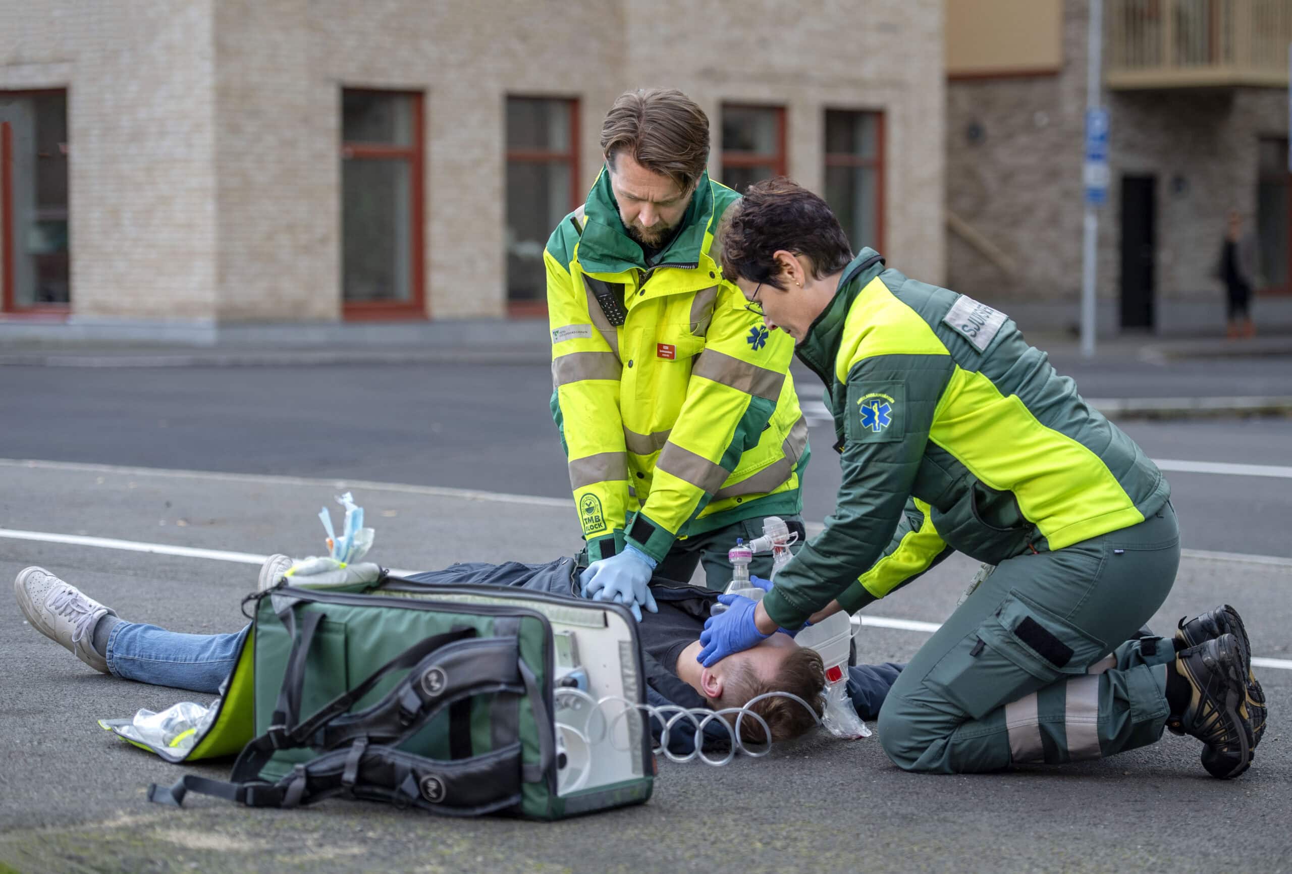 Ambulanspersonal räddar liv. Bilden är iscensatt. Foto: Anna Sigge.
