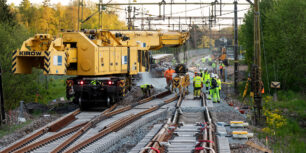 Nya växlar installeras med en spårgående kran på Södra stambanans driftplats Mosselund i maj 2019. FOTO: Vossloh/Kasper Dudzik