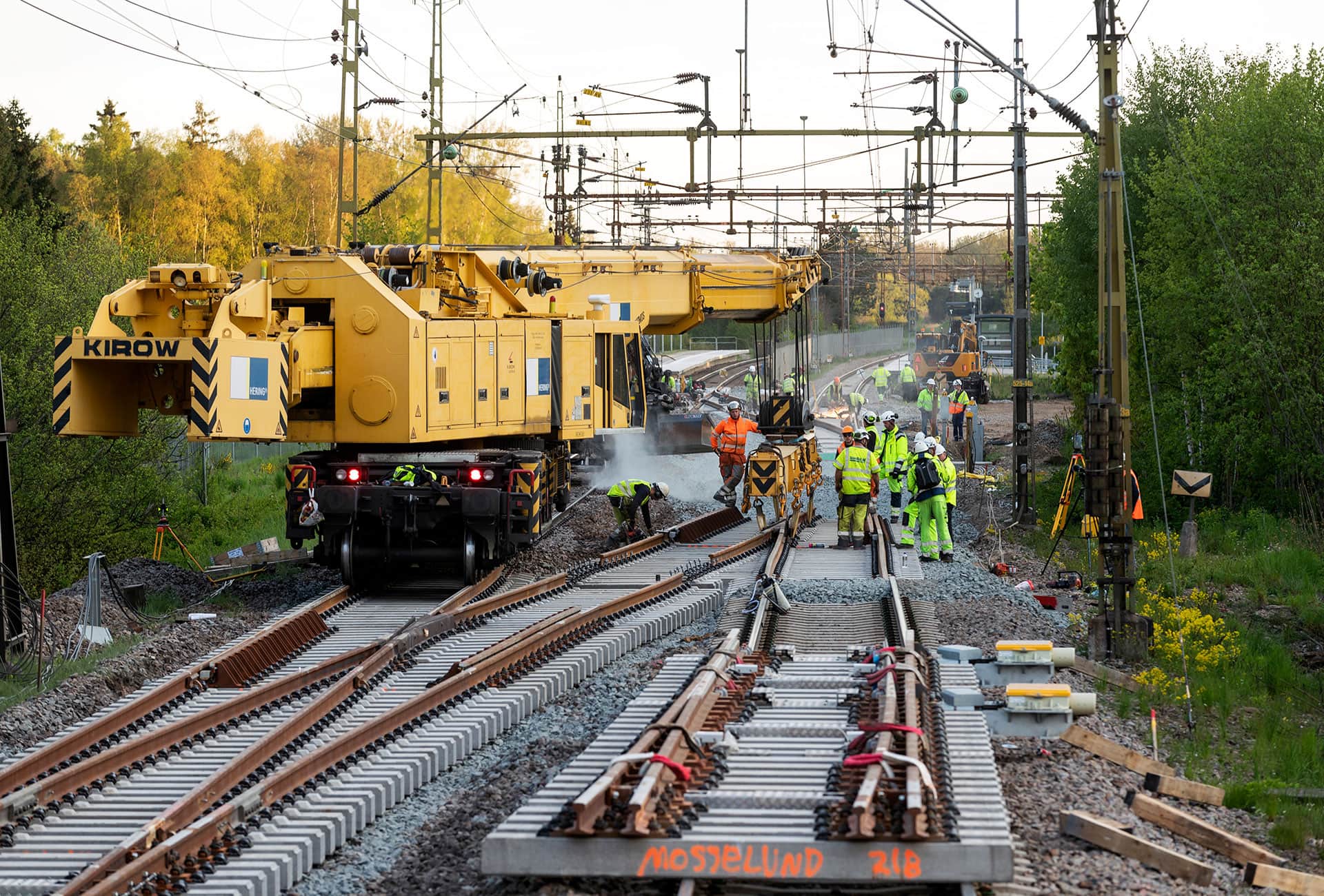Nya växlar installeras med en spårgående kran på Södra stambanans driftplats Mosselund i maj 2019. FOTO: Vossloh/Kasper Dudzik