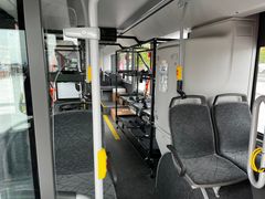 En bårbuss kan transportera upp till tolv liggande patienter och därutöver sittande patienter. Bilden visar en LLT-buss som delvis ställts om. Foto: John Sandström. Inga restriktioner.