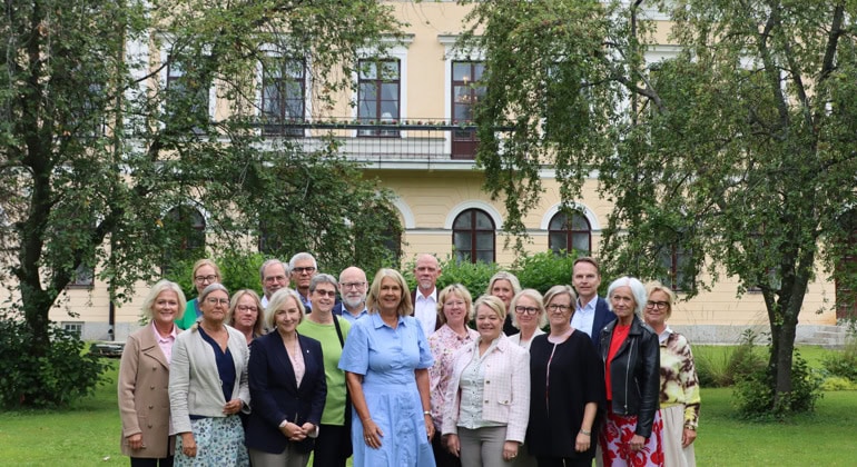 Landshövdingarna i länsresidensets trädgård.