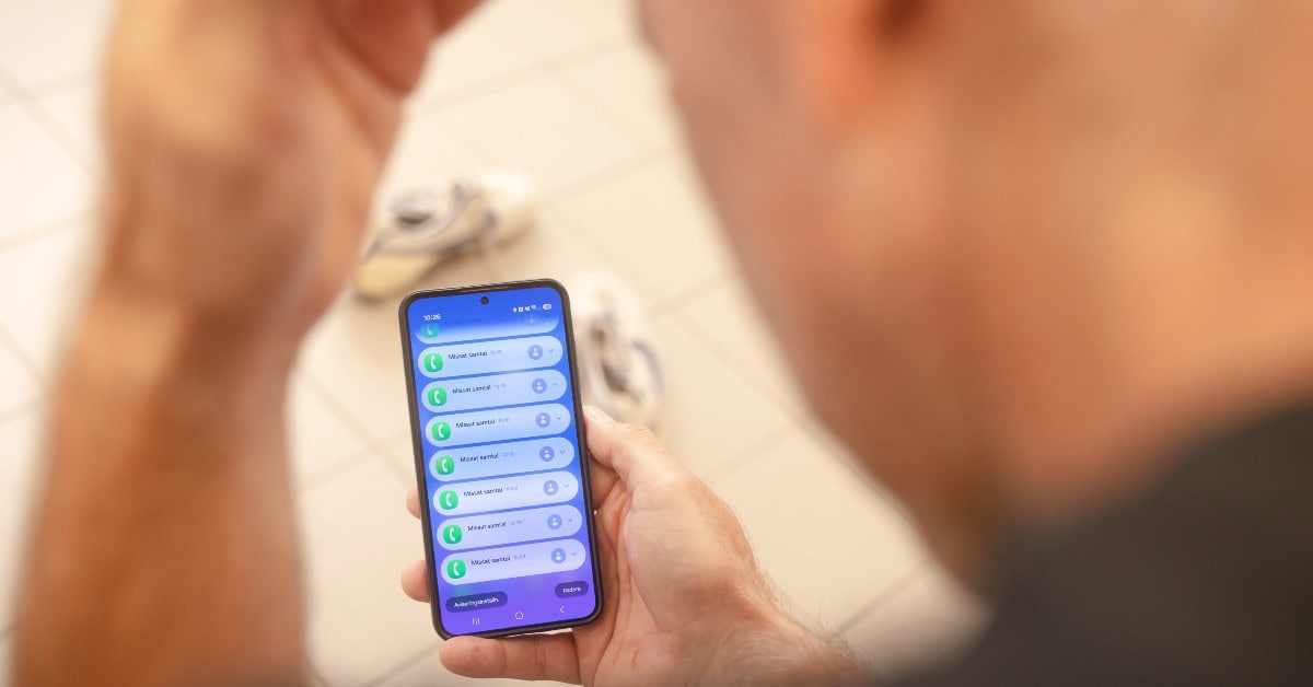 Bekymrad person sitter med telefon i hand där ngn stressar med att ringa ofta o sätta press