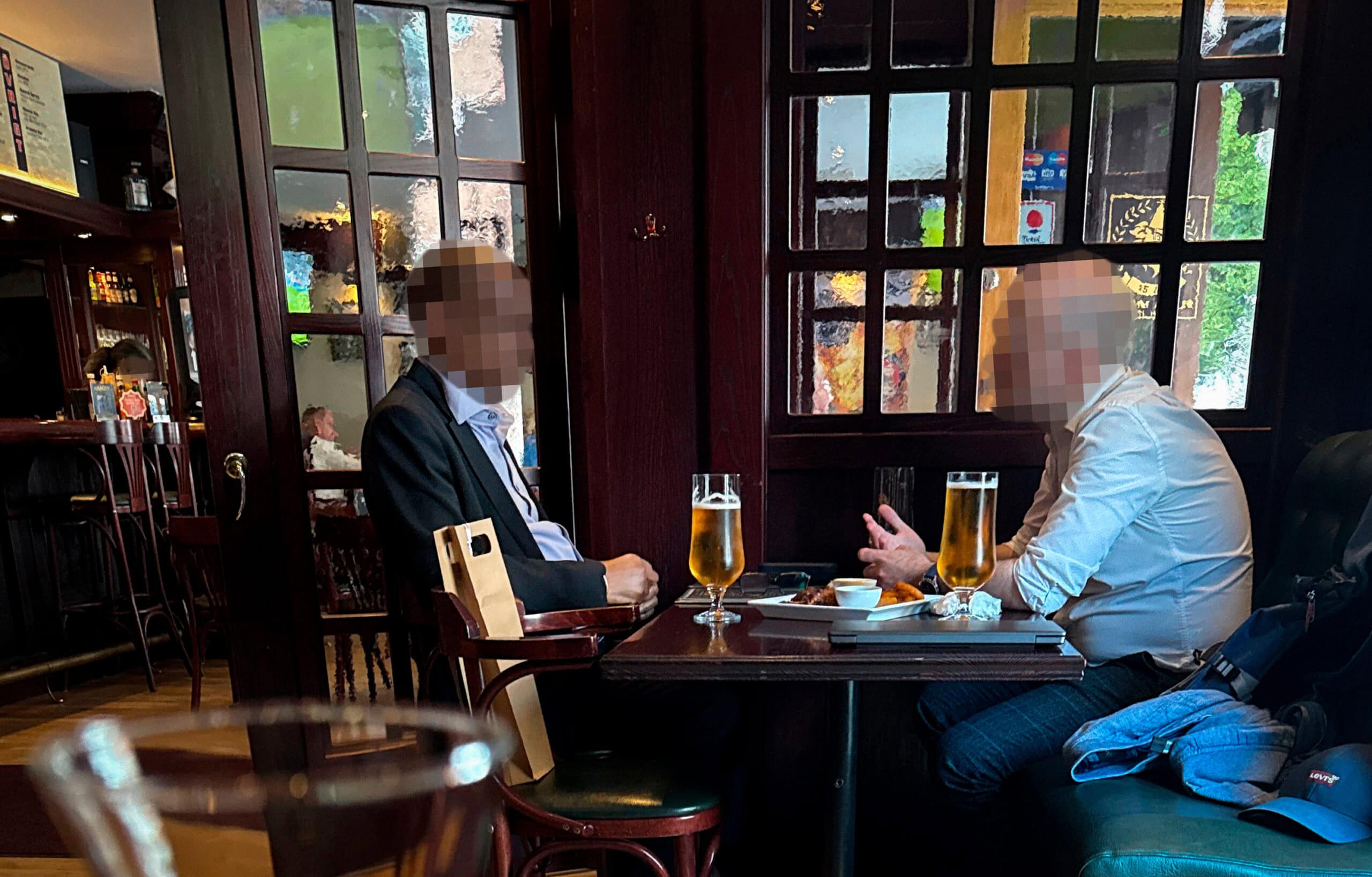 Bilden visar ett möte på en restaurang. Inför mötet har underrättelseofficeren genomfört konspirativa åtgärder för att försvåra upptäckt. Vid mötet överlämnar han gåvor till agenten i utbyte mot information. Under mötet får agenten också nya uppdrag. Säkerhetspolisen