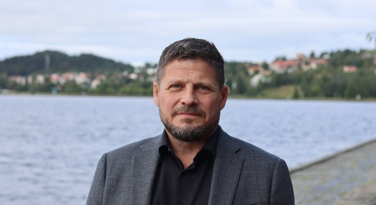 Jämtlands län ska stå stadigt under kriser och även bidra till att hela landet är robust. Lars Ahlin bidrar till båda som ny försvarsdirektör vid Länsstyrelsen. Foto: Länsstyrelsen Jämtlands län
