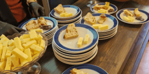 Deltagarna fick smakprov på mathantverk från länet. Fotograf: Sofia Lindholm/Eldrimner.
