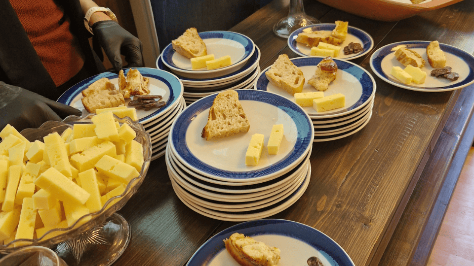 Deltagarna fick smakprov på mathantverk från länet. Fotograf: Sofia Lindholm/Eldrimner.