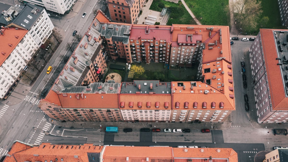 Flygbild över stadskvarter i storstad. Foto: Johnér/Kentaroo Tryman.