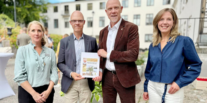 Region Sörmlands Josefin Uhnbom och Kenneth Hagström, samt landshövding Robert Andrén och Pia Holmberg från Länsstyrelsen, under lanseringen av den nya livsmedelsstrategin. Foto: Josefin Andersson, Länsstyrelsen