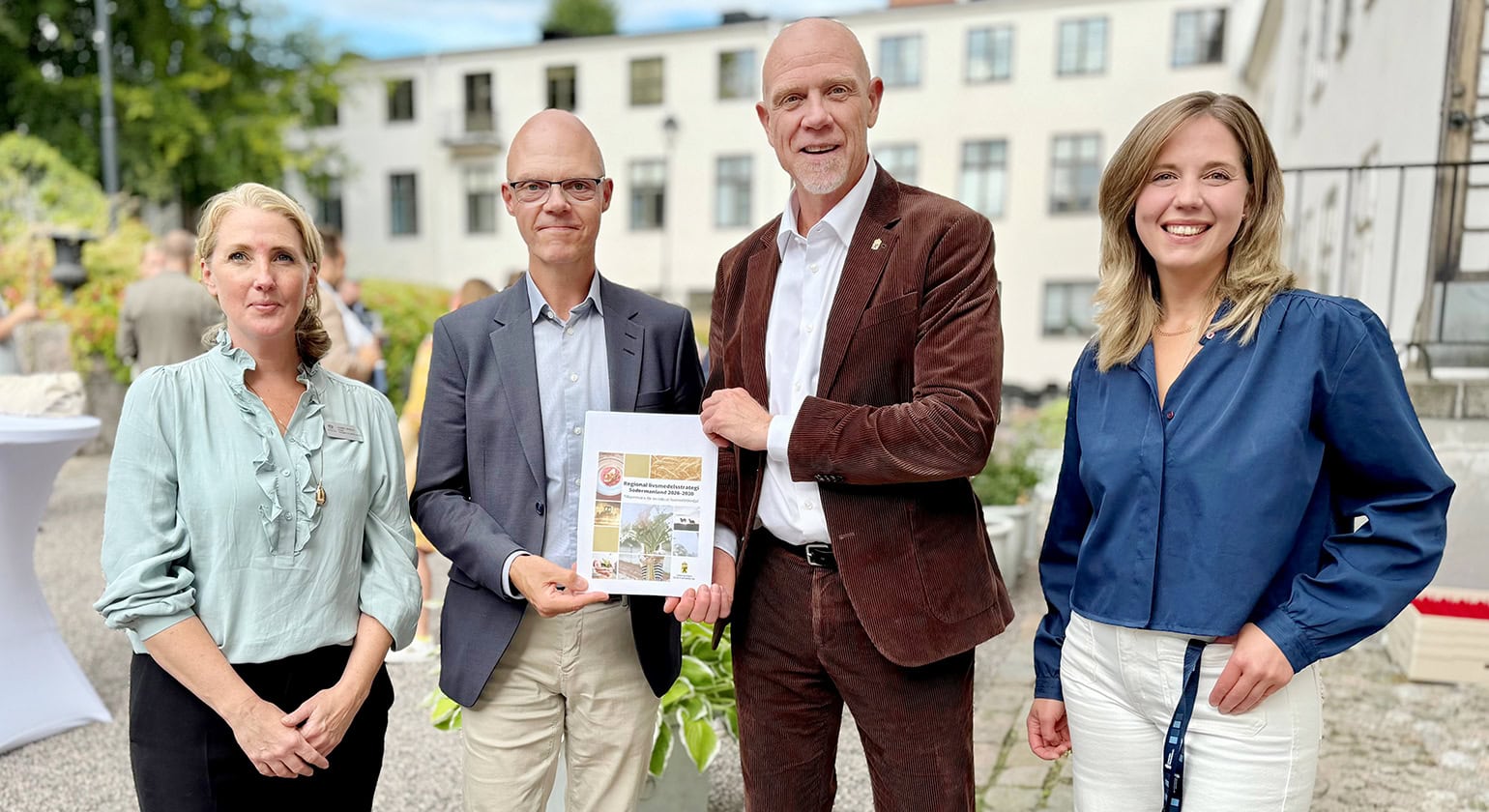 Region Sörmlands Josefin Uhnbom och Kenneth Hagström, samt landshövding Robert Andrén och Pia Holmberg från Länsstyrelsen, under lanseringen av den nya livsmedelsstrategin. Foto: Josefin Andersson, Länsstyrelsen