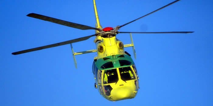 Bild på en helikopter som flyger mot en klarblå himmel.