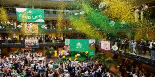 Konfettin yrde när Arla och DMK firade sin första dag tillsammans den 1 juni 2026. Fusionen skapade Europas största mejerikooperativ. Foto: Arla
