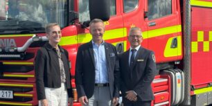 Mari Hultgren, direktionens ordförande RTÖG, GD Mikael Frisell och Ulf Lago förbundsdirektör framför en lastbil.