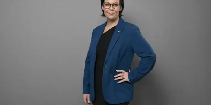 Utrikesminister Maria Malmer Stenergard i blå kavaj och mörka byxor.