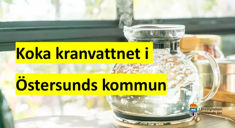 Bild av en glaskanna med kokande vatten