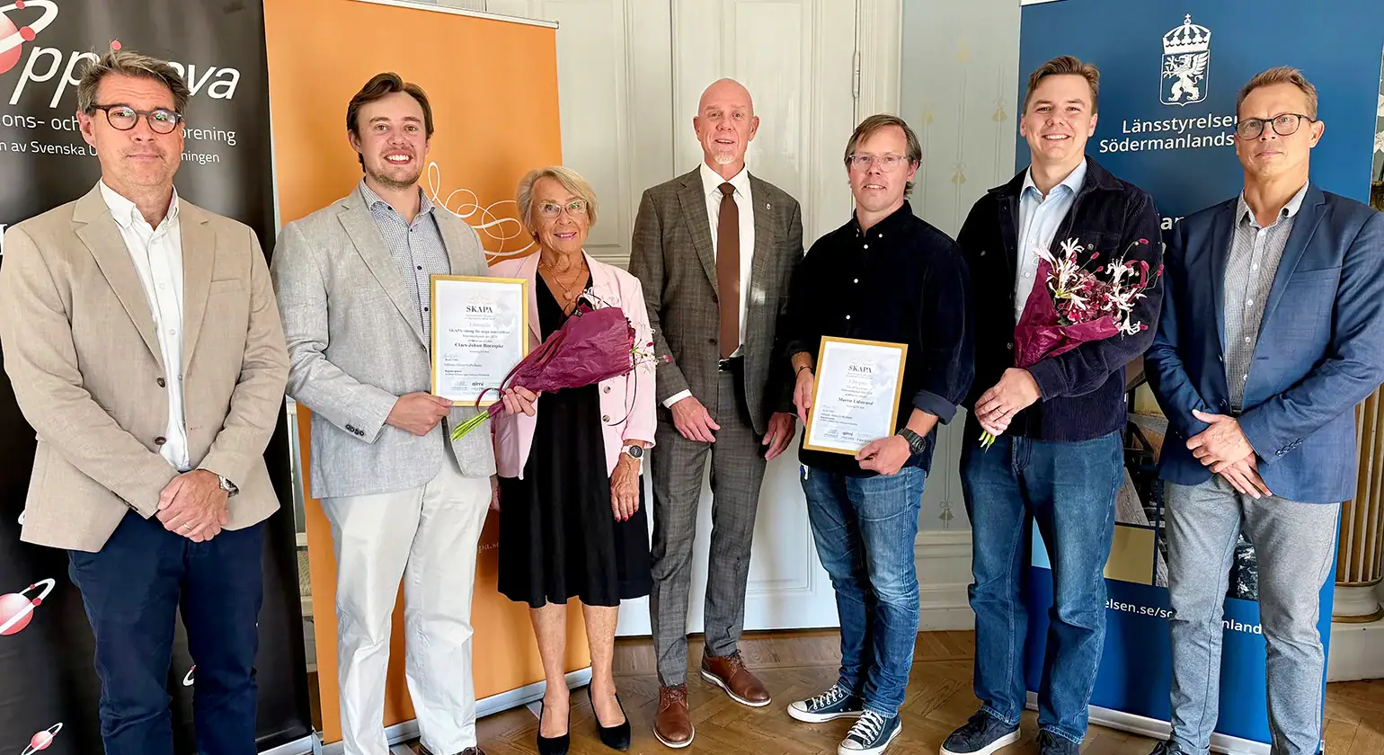 Utdelning av SKAPA:s länspriser i residenset i Nyköping. Från vänster: Anton Manhem från Almi, pristagare Claes-Johan Roempke, Bodil Odre, ordförande för SKAPA:s länsjury, landshövding Robert Andrén, pristagare Martin Lidstrand med produktionskollegan Viktor Cedrell, Thomas Lövgren, LF Sörmland. Foto: Josefin Andersson, Länsstyrelsen.