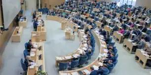 Bildtext till bilden i topp: Forskare på Chalmers tekniska högskola och brittiska Edinburgh Napier University har utvecklat och använt AI-detektorer som tränats på tusentals politiska motioner i Sverige och Storbritannien. När samtliga svenska motioner från 2022 och fram till i våras analyserades kunde forskarna notera en tydlig ökning av texter där AI använts i någon form. Foto: Sveriges riksdag | Melker Dahlstrand | 2023 | Bilden är beskuren.