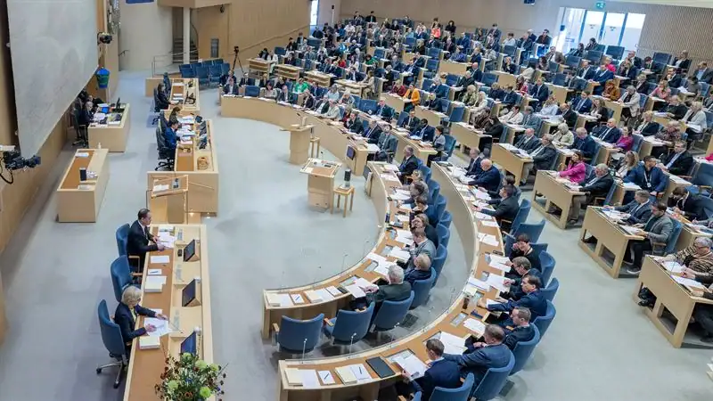 Bildtext till bilden i topp: Forskare på Chalmers tekniska högskola och brittiska Edinburgh Napier University har utvecklat och använt AI-detektorer som tränats på tusentals politiska motioner i Sverige och Storbritannien. När samtliga svenska motioner från 2022 och fram till i våras analyserades kunde forskarna notera en tydlig ökning av texter där AI använts i någon form. Foto: Sveriges riksdag | Melker Dahlstrand | 2023 | Bilden är beskuren.