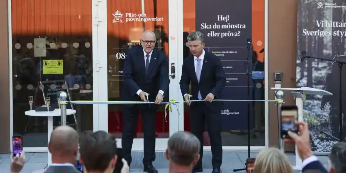 Generaldirektör Peter Göthe och försvarsminister Pål Jonsson inviger kontoret i Umeå. Carl Åström, Plikt- och prövningsverket