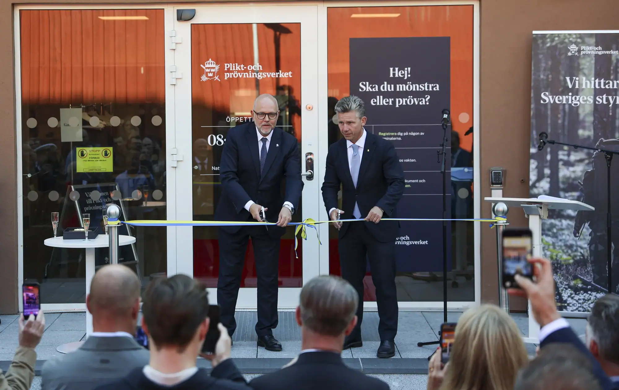 Generaldirektör Peter Göthe och försvarsminister Pål Jonsson inviger kontoret i Umeå. Carl Åström, Plikt- och prövningsverket