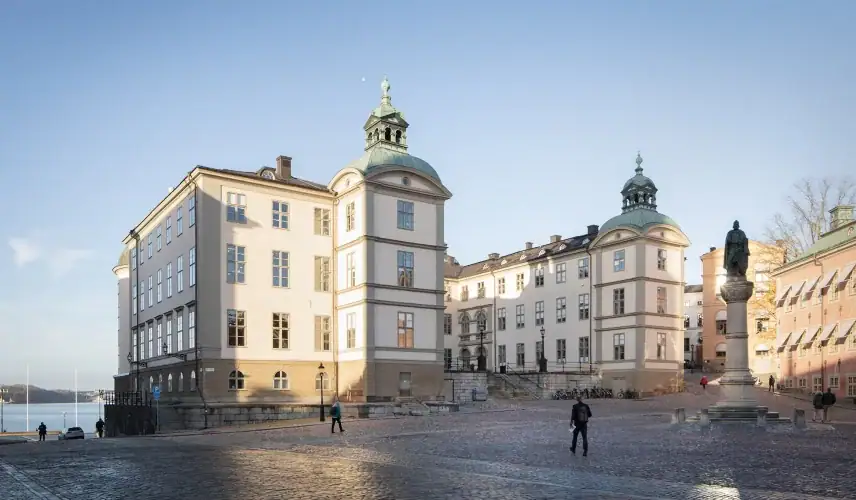 Hovrätten fäller tidigare säkerhetsrådgivare för vårdslöshet med hemlig uppgift